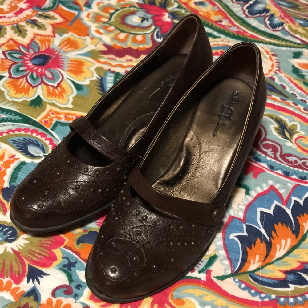 Born brown leather shoes size 8